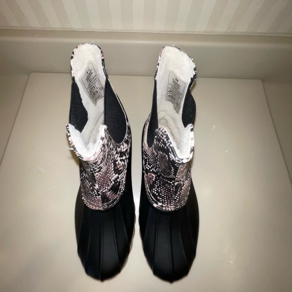 Outwoods Taupe And Black Snake Print Fleece Lined Duck Boots Rain Snow Boots - Picture 6 of 16